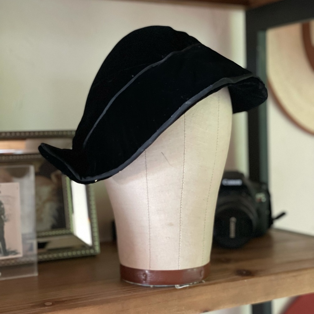 Vintage | Black Velvet Flapper Cloche Hat | O/S
